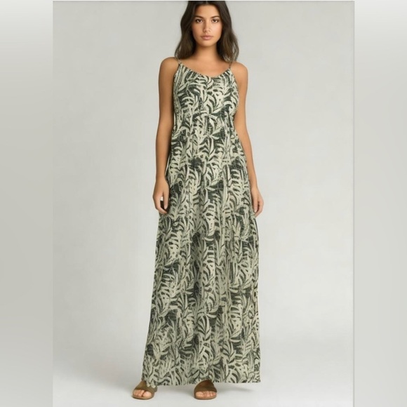 TheKorner Dresses & Skirts - NWT THEKORNER PARIS Tropical Print Midi Dress